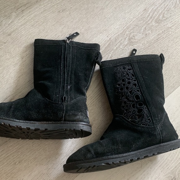 UGG Lo Pro Floral Suede Black Laser Cut Ankle Boots size 7 leather embroidered - Picture 6 of 11